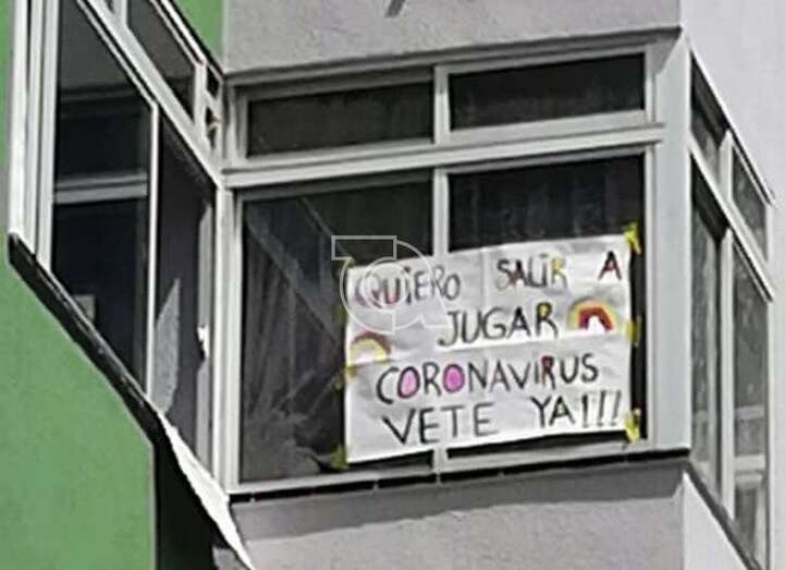 Mural colocado por un menor en la ventana de su vivienda en Telde (Foto TA)